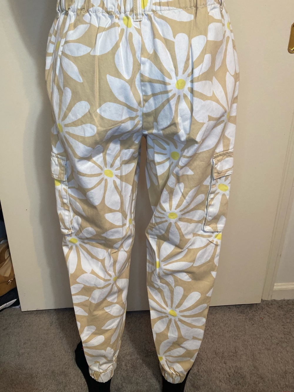 Forever 21 Beige Cargo Joggers with White Daisy Print size small - Picture 11 of 12